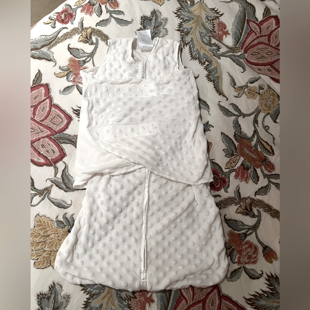 Halo plush cream swaddle 3-6 months